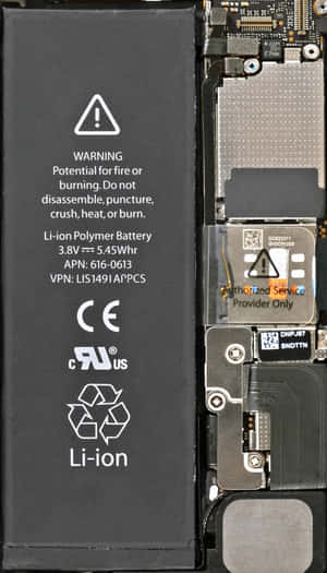 帶有安全警告標籤的 iPhone 電池和電路板。 — 酷炫iPhone 壁紙