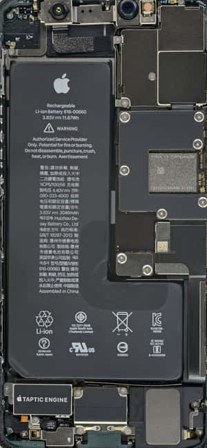 拆解後的 iPhone 內部，顯示電池和 Taptic Engine。 — Galaxy S26 壁紙