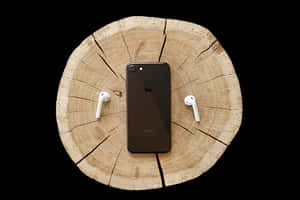 iPhone 與 AirPods 置於木質背景上