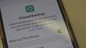 iPhone 設定畫面顯示 iCloud Backup 已啟用，帶有綠色切換開關。 — Valorant電腦壁紙