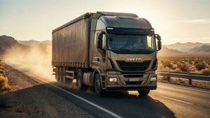 Iveco 半掛卡車在沙漠高速公路上行駛，在日落時揚起灰塵。