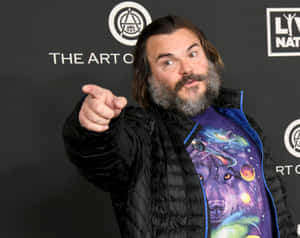 Jack Black 在活動中穿著宇宙狼T恤指向鏡頭 — 5:4 壁紙