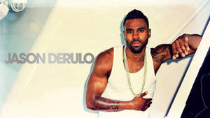 Jason Derulo 身穿白色背心和金鏈，靠在遊艇上，刺青清晰可見。 — 傑森·德魯羅 壁紙