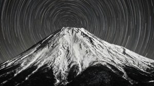 雪山下星軌夜景