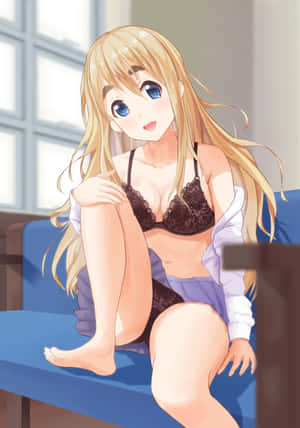 金髮動漫女孩穿著黑色蕾絲內衣坐在窗邊的藍色沙發上。 — 月讀 壁紙