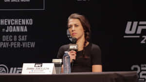 Joanna Jedrzejczyk 在UFC記者會上手持麥克風。 — 高解析度 壁紙