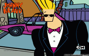 Johnny Bravo 身穿禮服和太陽眼鏡，站在卡通城市中的粉紅色汽車旁邊。 — 強尼·布拉沃 壁紙