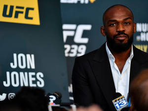 Jon Jones 在 UFC 記者活動中被記者與麥克風包圍。 — 終極格鬥冠軍賽 壁紙