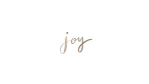 「joy」這個詞以優雅的金色草書寫在白色背景上。 — 喜悅 壁紙