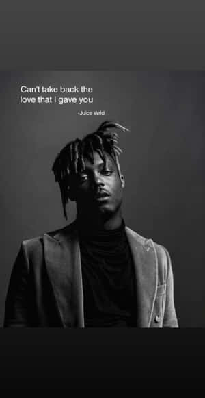 Juice WRLD 黑白肖像，附語錄疊加 — Pixel Fold 壁紙