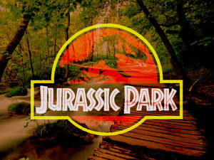 Jurassic Park 標誌疊加在帶有木橋的森林溪流上。 — 侏羅紀公園 壁紙