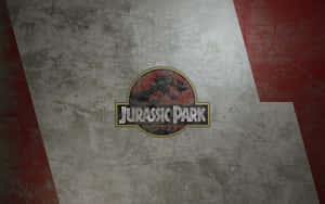 Jurassic Park 標誌在帶有紅色條紋的風化混凝土牆上。 — 侏羅紀世界：統霸天下 壁紙