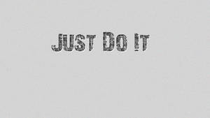勵志文字，在灰色背景上以粗體紋理字體寫著「just do it」。 — 就去做吧 壁紙