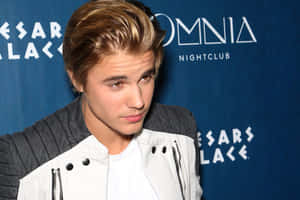 Justin Bieber 在夜店活動中穿著白色和灰色外套。 — 肯伊·威斯特 壁紙