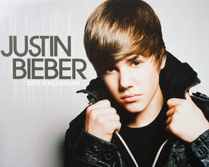 Justin Bieber 穿著黑色皮夾克在2011年月曆封面上。 — 小賈斯汀 壁紙
