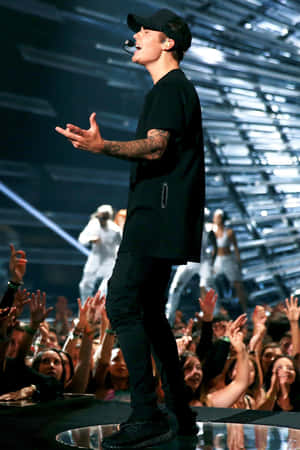 Justin Bieber 在演唱會上為歡呼的粉絲唱歌。 — 小賈斯汀 壁紙