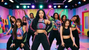 K-pop舞者穿著色彩繽紛的服裝，在明亮的舞台燈光下表演編舞。