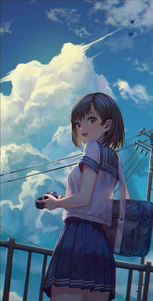 動畫女學生穿著校服，在多雲的天空下站在欄杆上微笑。 — 可愛動漫女孩 壁紙