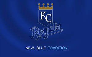 Kansas City Royals 棒球隊標誌，藍色背景，附有標語 new blue tradition — 堪薩斯城酋長隊 壁紙
