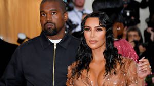 Kanye West 和 Kim Kardashian 在紅地毯活動中，相機閃光燈閃爍。 — 金·卡戴珊 壁紙