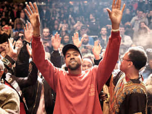 Kanye West 在演唱會中舉起雙手，被歡呼的粉絲包圍。 — 肯伊·威斯特 壁紙