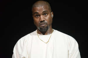 Kanye West 穿著白色衛衣和金鍊，在黑色背景前。 — 肯伊·威斯特 壁紙