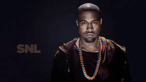 Kanye West 的攝影棚肖像，戴著粗鏈項鍊，背景有SNL標誌。 — 肯伊·威斯特 壁紙