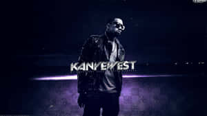 Kanye West 戴太陽眼鏡和皮夾克，在紫色光芒下，他的名字以金屬質感文字呈現。 — 肯伊·威斯特 壁紙