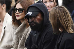 Kanye West 和 Kim Kardashian 一起坐在公開聚會上。 — MacBook Air M3 壁紙
