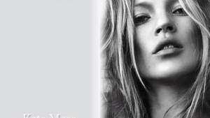 模特兒 Kate Moss 的頭髮蓬亂的黑白特寫肖像。 — 女主角 壁紙