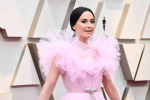 Katy Perry 在奧斯卡紅地毯上穿著粉紅色薄紗禮服。 — 洋裝 壁紙