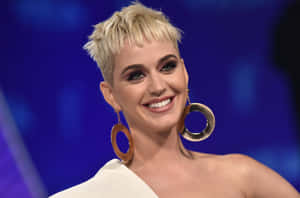 Katy Perry 微笑，短金髮和大圓耳環。 — 3:2 壁紙