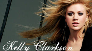 Kelly Clarkson 一頭飄逸金髮和戲劇化妝容的攝影棚肖像。 — 凱莉·克萊森 壁紙