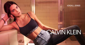 Kendall Jenner 穿著 Calvin Klein 休閒服在現代浴室中擺姿勢。 — 卡文克萊 壁紙