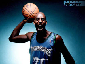Kevin Garnett 身穿 Timberwolves 球衣，表情強烈地手持籃球。 — 瑞恩·吉格斯 壁紙