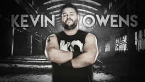 摔角手 Kevin Owens 在黑暗的工業環境中交叉雙臂擺姿勢。 — WWE GIF 壁紙