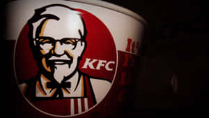 昏暗燈光下帶有桑德斯上校標誌的 KFC 桶。 — 肯德基 壁紙