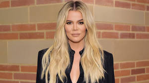 Khloé Kardashian 身穿黑色上衣，背景是磚牆。 — 克洛伊·卡戴珊 壁紙