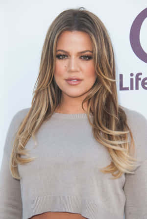 Khloé Kardashian 在公開活動中穿著灰色毛衣。
