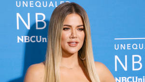 Khloé Kardashian 在NBCUniversal活動中戴著項鍊微笑。 — 克洛伊·卡戴珊 壁紙