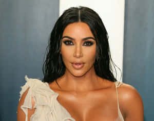 Kim Kardashian 身穿白色連衣裙，濕髮和戲劇性妝容。 — 金·卡戴珊 壁紙