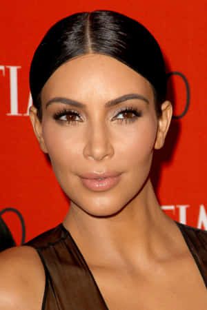 Kim Kardashian 在紅地毯活動中，頭髮整齊，妝容華麗。 — 可愛粉色女孩 壁紙