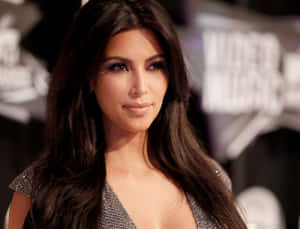 Kim Kardashian 在紅地毯活動上穿著銀色連身裙。