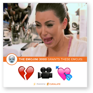 Kim Kardashian 在化妝工作室裡笑，下面有表情符號圖案。