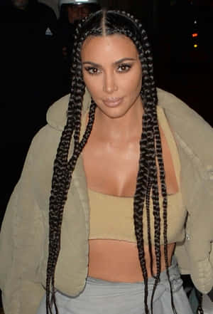 Kim Kardashian 夜晚穿著米色服裝，留著長辮子