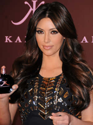 Kim Kardashian 在宣傳活動中手持她的香水瓶。