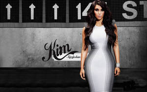 Kim Kardashian 穿著黑白條紋連衣裙站在塗鴉牆前。 — 金·卡戴珊 壁紙