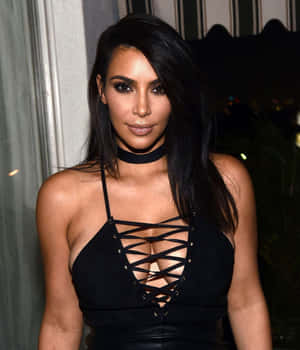 Kim Kardashian 在晚間活動中身穿黑色繫帶上衣和頸鍊。 — 金·卡戴珊 壁紙