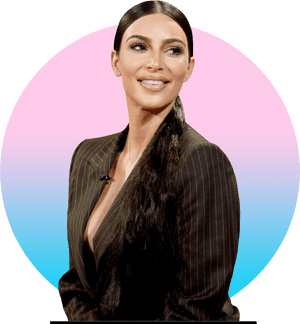 Kim Kardashian 身穿細條紋西裝外套，背景為粉紅色和藍色漸變。