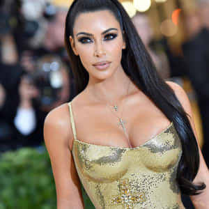 Kim Kardashian 在紅地毯活動中穿著金色連衣裙。 — 精細 壁紙